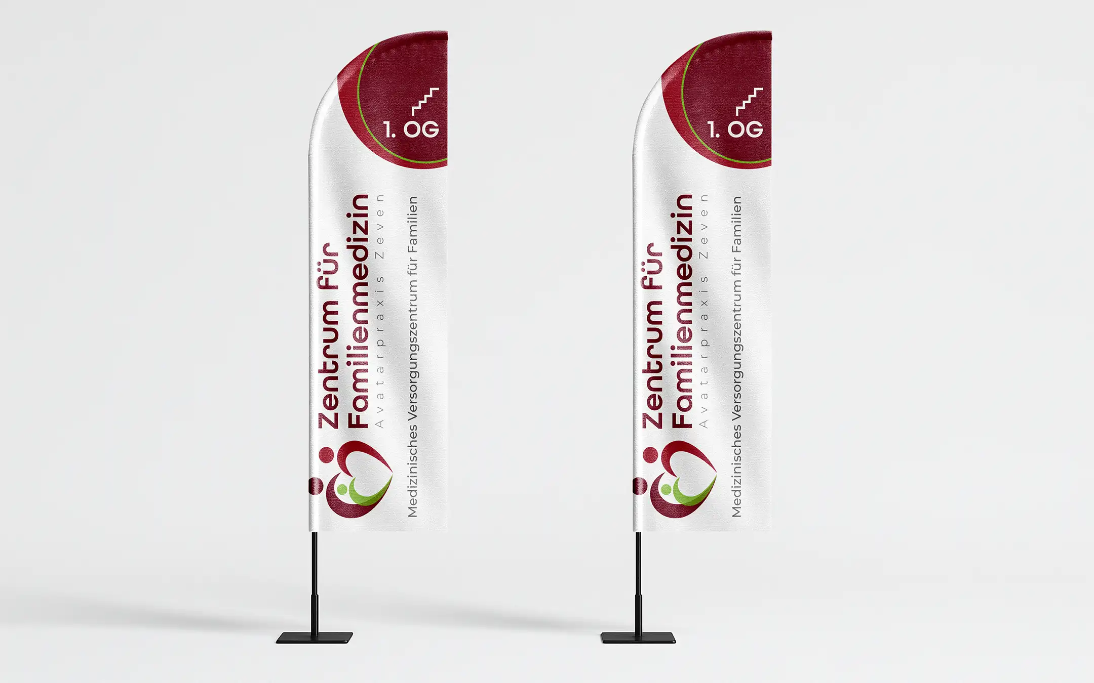 Mockup zweier Beachflags des Zentrums für Familienmedizin in Zeven mit Logo, Praxisnamen und Wegweiser-Hinweis im neuen Markenauftritt.
