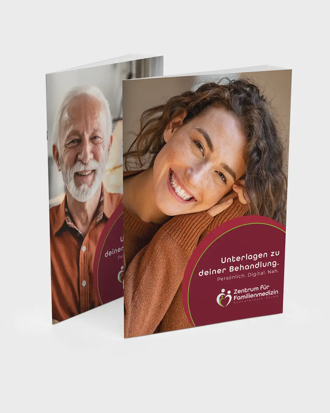 Mockup von zwei Broschüren oder Infomappen des Zentrums für Familienmedizin mit Logo, Porträtmotiven und Gestaltung für patientennahe Kommunikation.