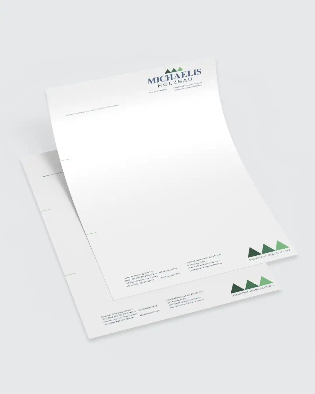 Mockup des neu gestalteten Briefpapiers von Michaelis Holzbau mit modernem Logo, klarer Typografie und reduzierter Geschäftsausstattung.