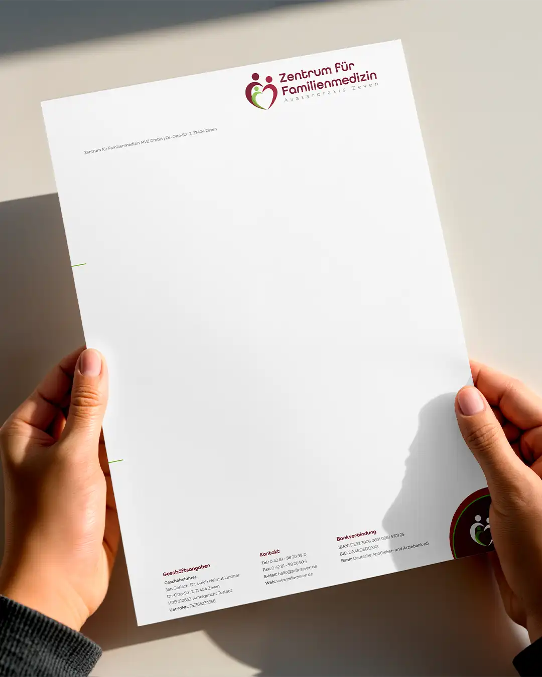 Mockup eines Briefbogens des Zentrums für Familienmedizin MVZ GmbH mit Logo, Kontaktdaten und klar gestalteter Geschäftsausstattung.