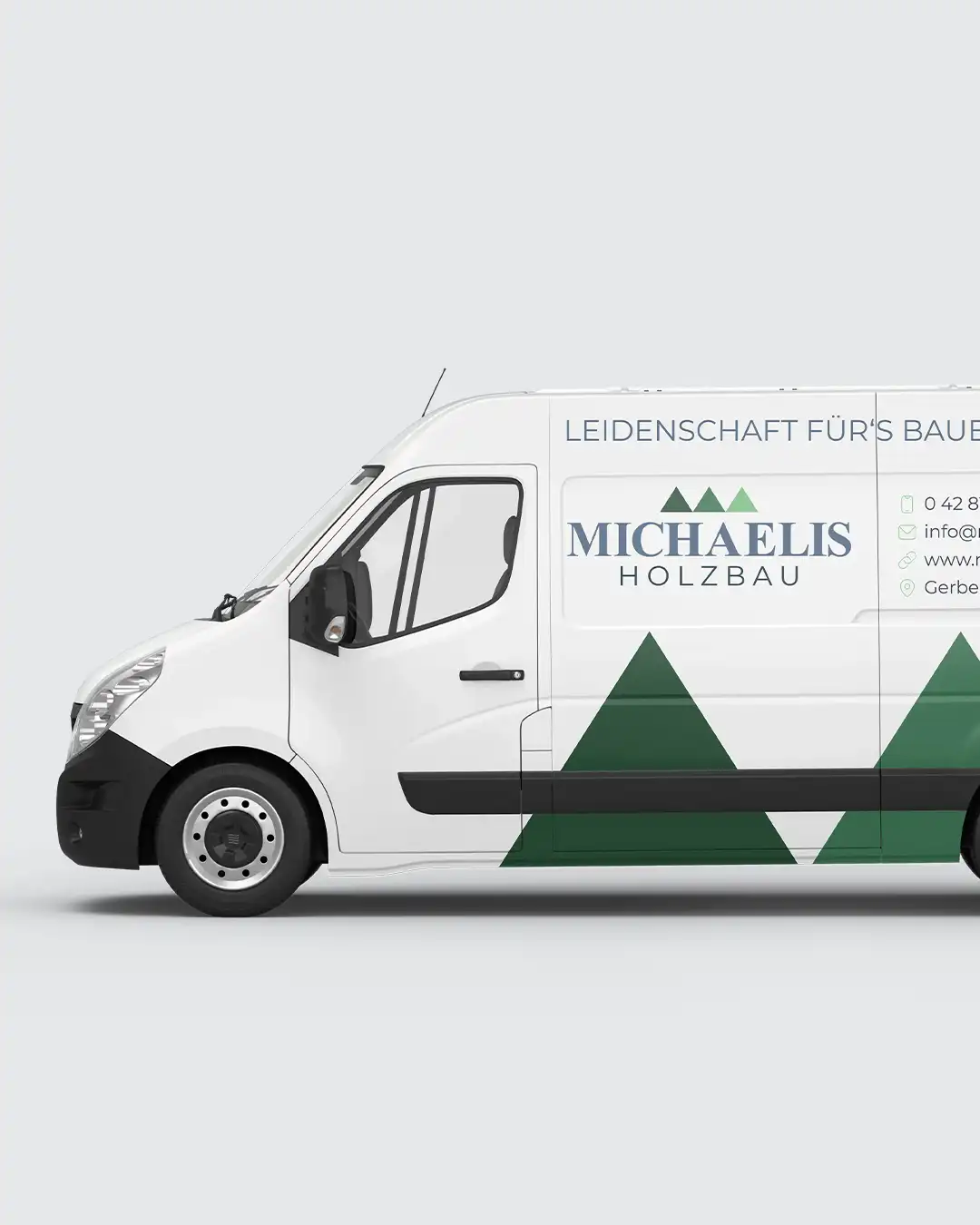 Mockup eines Transporters mit neuer Fahrzeugbeschriftung von Michaelis Holzbau inklusive Logo, Slogan, Kontaktdaten und grafischen Markenelementen.
