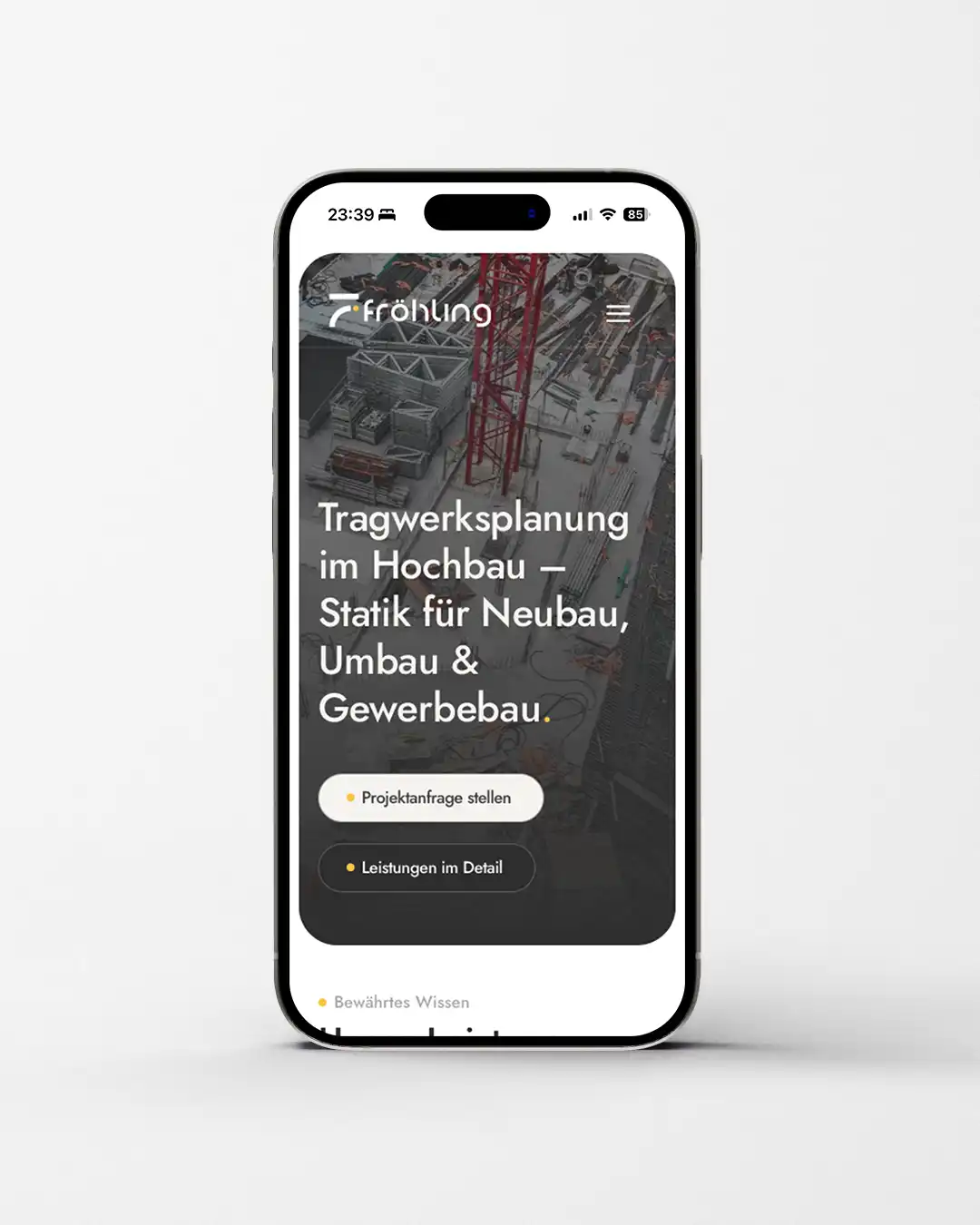Smartphone-Mockup der neuen Website: Header mit Logo und Hamburger-Menü, atmosphärisches Hero-Bild einer Baustelle mit rotem Kran, Headline „Tragwerksplanung im Hochbau – Statik für Neubau, Umbau & Gewerbebau." und zwei Call-to-Action-Buttons.