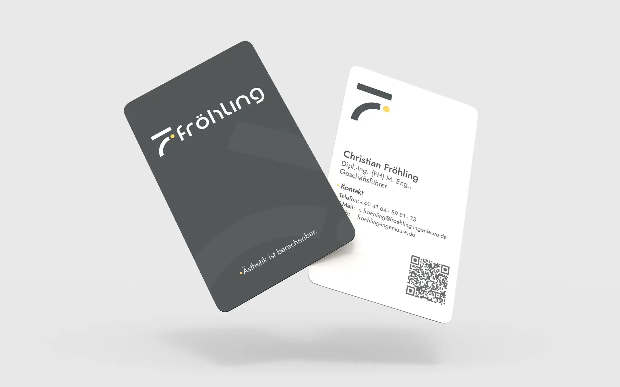 Zwei Visitenkarten mit abgerundeten Ecken: Vorderseite in Anthrazit mit Logo und Claim, Rückseite in Weiß mit Logo, Personendaten von Dipl.-Ing. Christian Fröhling, Kontaktdaten und QR-Code – gestaltet in Anthrazit, Weiß und gelben Akzenten.