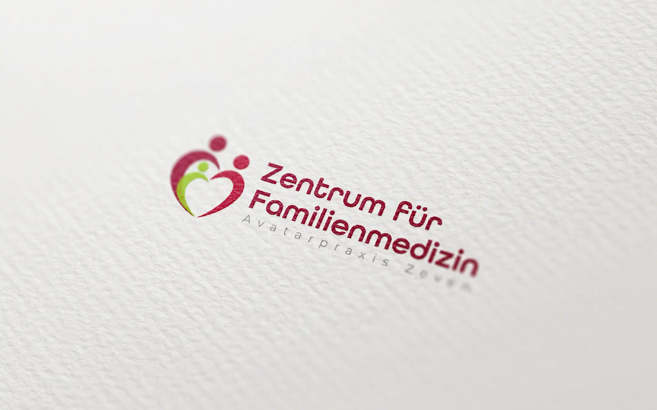 Nahaufnahme des Logos des Zentrums für Familienmedizin – Avatarpraxis Zeven auf hochwertigem Papier mit strukturierter Oberfläche.