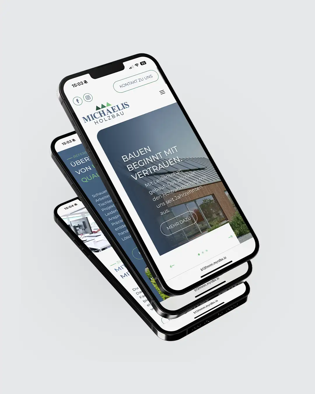 Smartphone-Mockup der mobilen Website von Michaelis Holzbau mit modernem Webdesign, klarer Nutzerführung und hochwertiger Bildsprache.