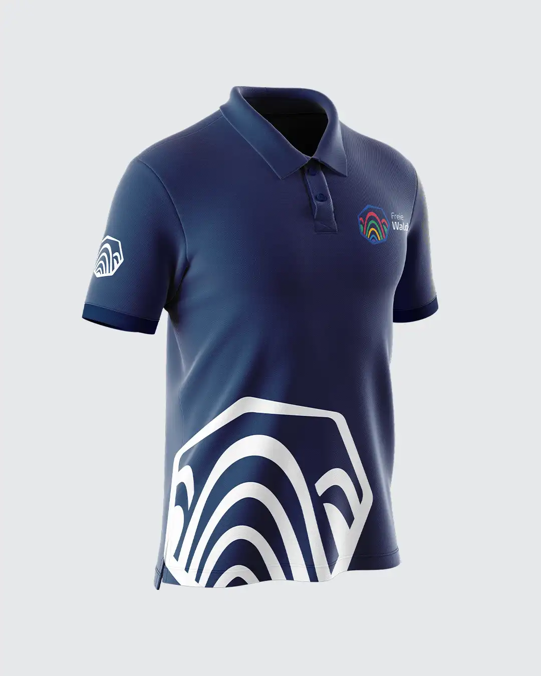 Dunkelblaues Poloshirt im Corporate Design der Freien Waldorfschule Itzehoe mit farbigem Brustlogo, Ärmellogo und großem grafischem Markenelement.