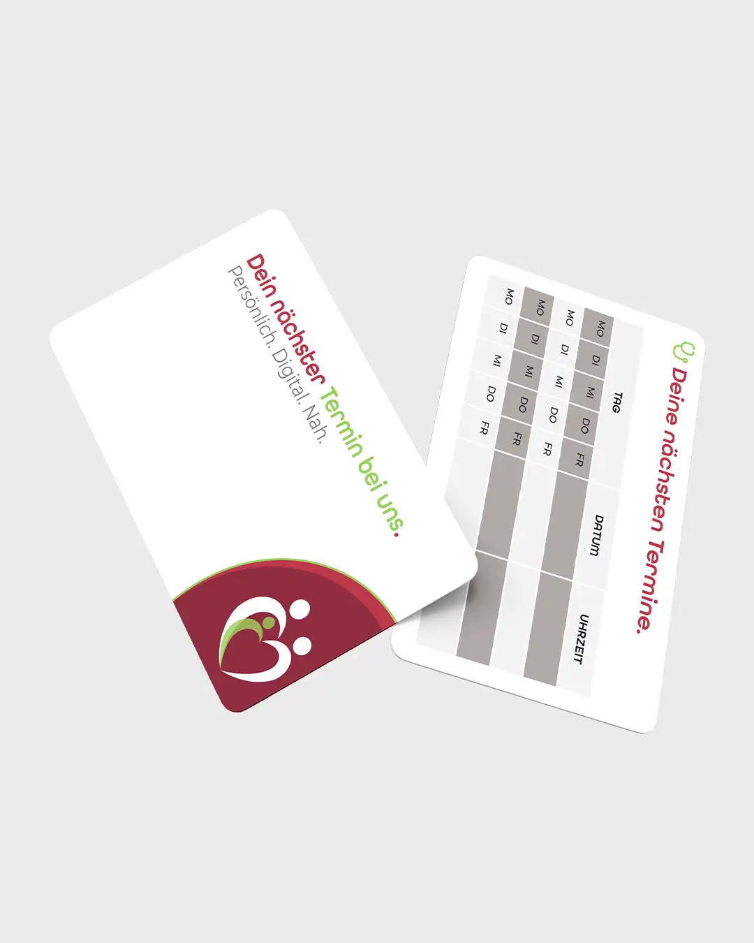 Mockup von zwei Terminkarten des Zentrums für Familienmedizin in Zeven mit Logo, Slogan und übersichtlicher Terminraster-Rückseite im neuen Corporate Design.