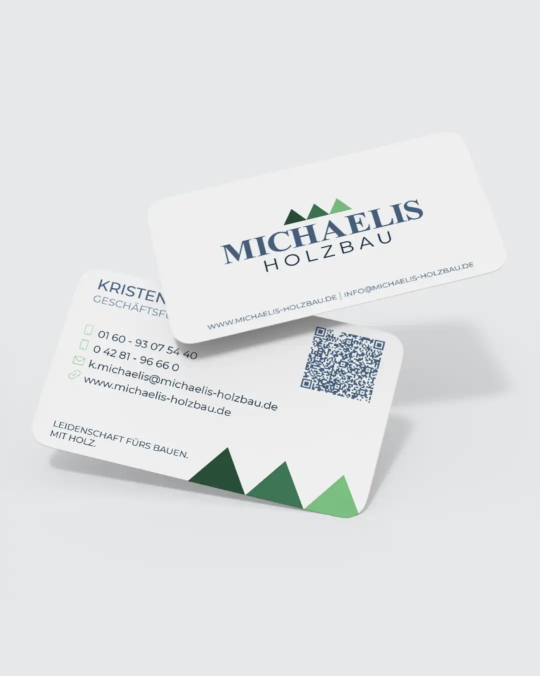 Mockup der neuen Visitenkarten von Michaelis Holzbau mit Logo, Kontaktdaten, QR-Code und markanter Gestaltung im Corporate Design.