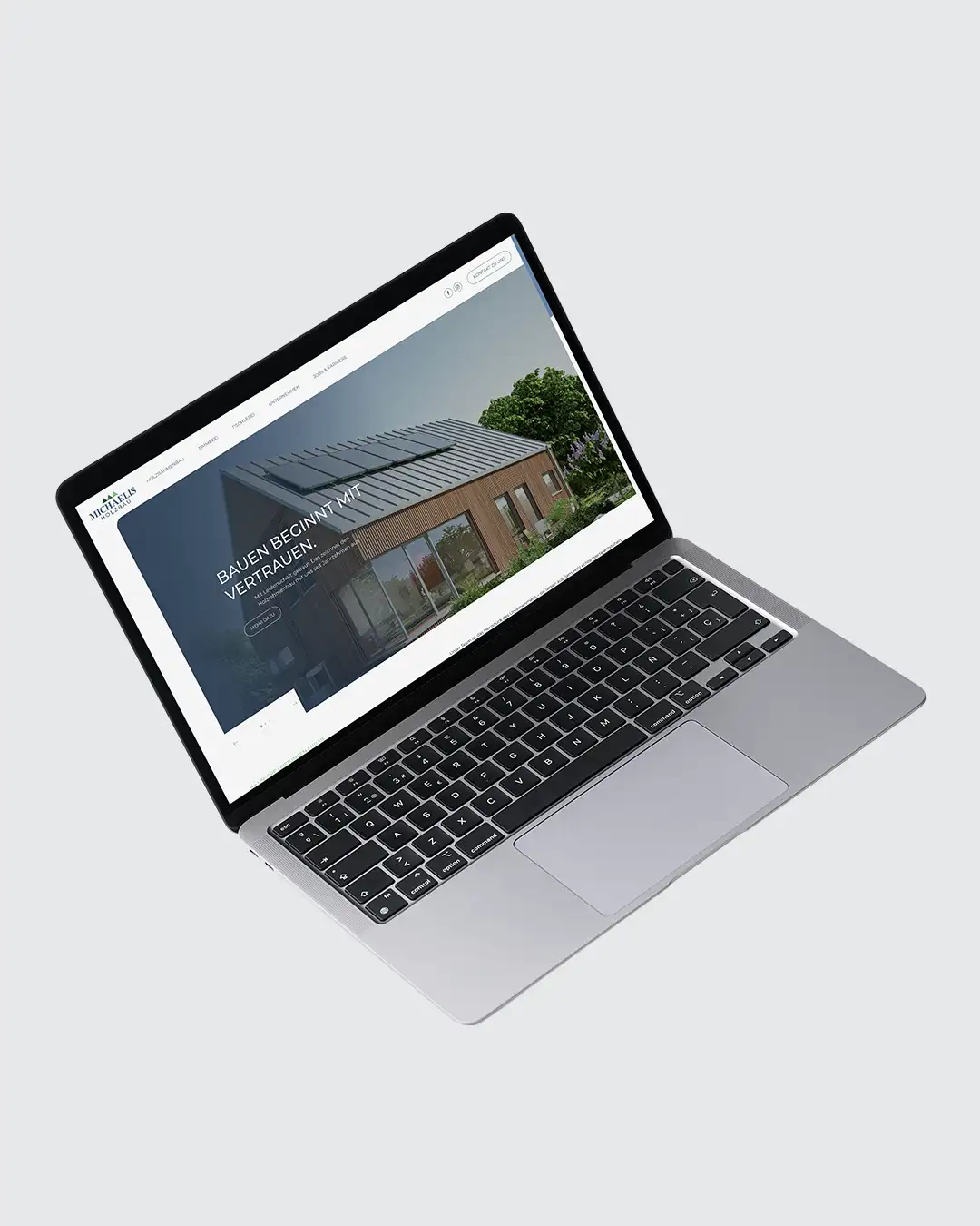 Laptop-Mockup der neu gestalteten Website von Michaelis Holzbau mit modernem Hero-Bereich und hochwertigem Webdesign für den Holzbau-Betrieb.